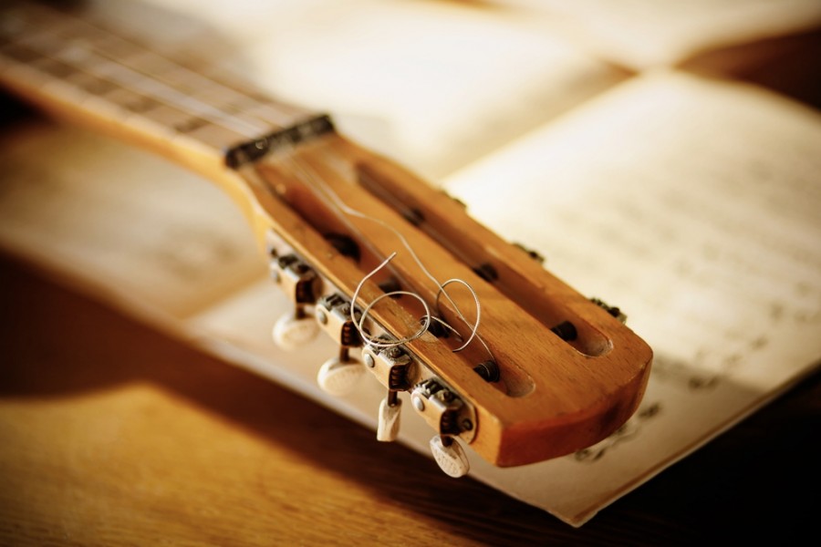 Tout savoir sur le changement de corde de guitare folk