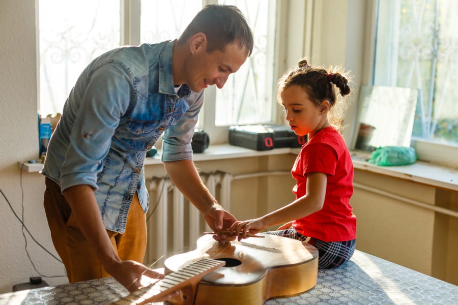 Comment changer les cordes d'une guitare folk ?