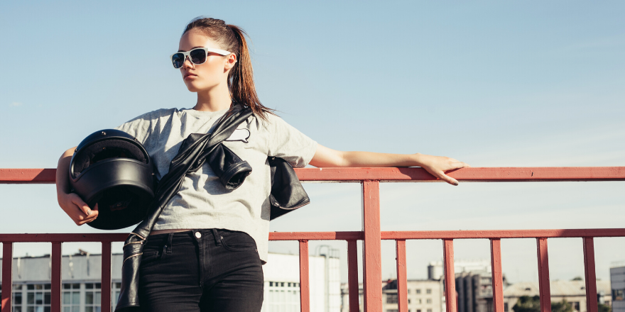 femme_avec_casque_moto_style