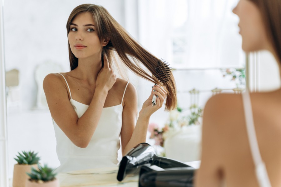 Quelles sont les critiques sur l'efficacité des produits capillaires pour renforcer le bulbe des cheveux ?