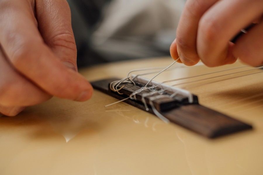 Quelles sont les erreurs à éviter lors du changement des cordes d'une guitare folk ?