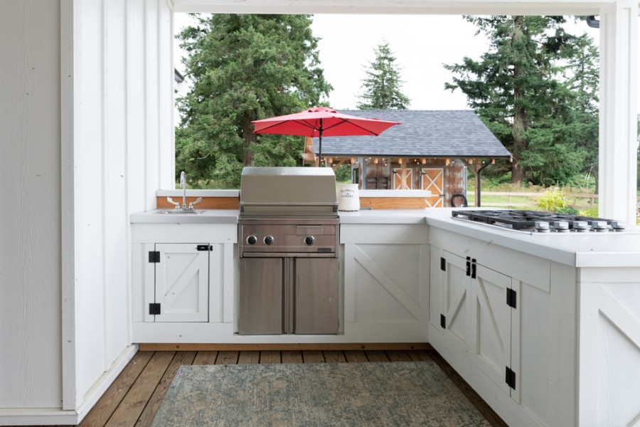 Quelles sont les étapes pour aménager une cuisine d'été en bois ?
