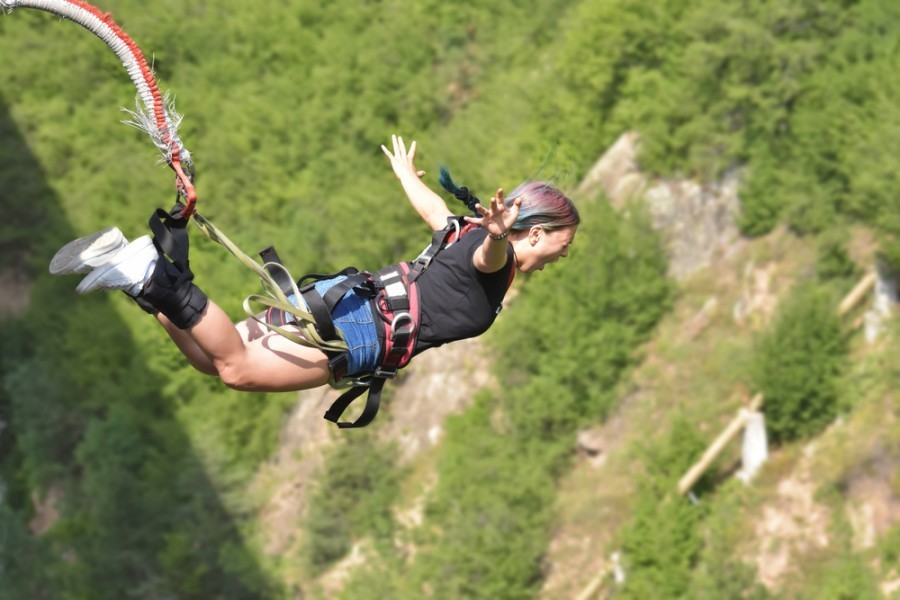 Quelles sont les sensations ressenties lors d’un saut pendulaire sur corde ?